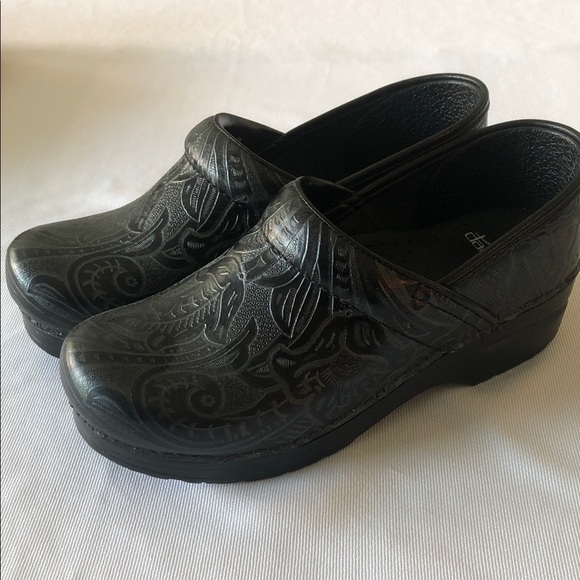 Beautiful Comfortable Dansko Black Embossed Leather Clogs Size EU 38 / US 7.5-8 - Picture 4 of 6